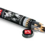 Matite Graphite Line Grafwood, confezione da 15 pezzi Neri graduati per i professionisti con diversi gradi di durezza, da decisi a morbidi. Queste matite offrono l'intera gamma di mina di grafite. L'esatto grado di durezza e la tonalità di nero sono indicati sulla lacca delle matite. Legno di cedro di prima qualità, certificato FSC™. Perni esagonali, con capsula, laccatura secondo il livello di durezza Refill di prima qualità, da morbido a duro a seconda del grado di durezza Diametro da 2,1 a 3,6 mm Prodotto in Svizzera, FSC