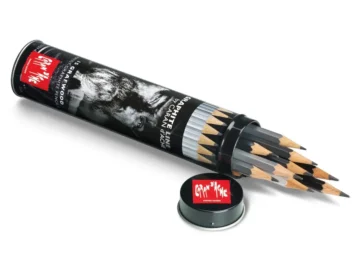 Matite Graphite Line Grafwood, confezione da 15 pezzi Neri graduati per i professionisti con diversi gradi di durezza, da decisi a morbidi. Queste matite offrono l'intera gamma di mina di grafite. L'esatto grado di durezza e la tonalità di nero sono indicati sulla lacca delle matite. Legno di cedro di prima qualità, certificato FSC™. Perni esagonali, con capsula, laccatura secondo il livello di durezza Refill di prima qualità, da morbido a duro a seconda del grado di durezza Diametro da 2,1 a 3,6 mm Prodotto in Svizzera, FSC