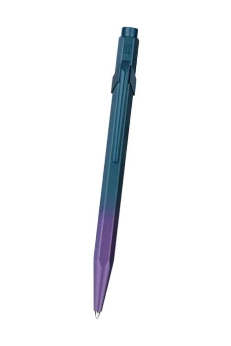 CARAN D'ACHE Penna sfera 849 viola mare, Claim your Style