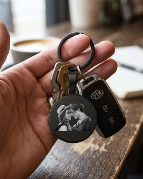 Portachiavi rotondo di colore nero in acciaio inox personalizzato con foto tramite incisione laser