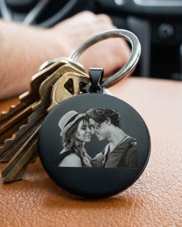 Portachiavi rotondo di colore nero in acciaio inox personalizzato con foto tramite incisione laser