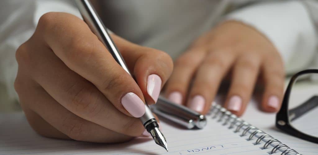 Ragazza che scrive sulla sua agenda