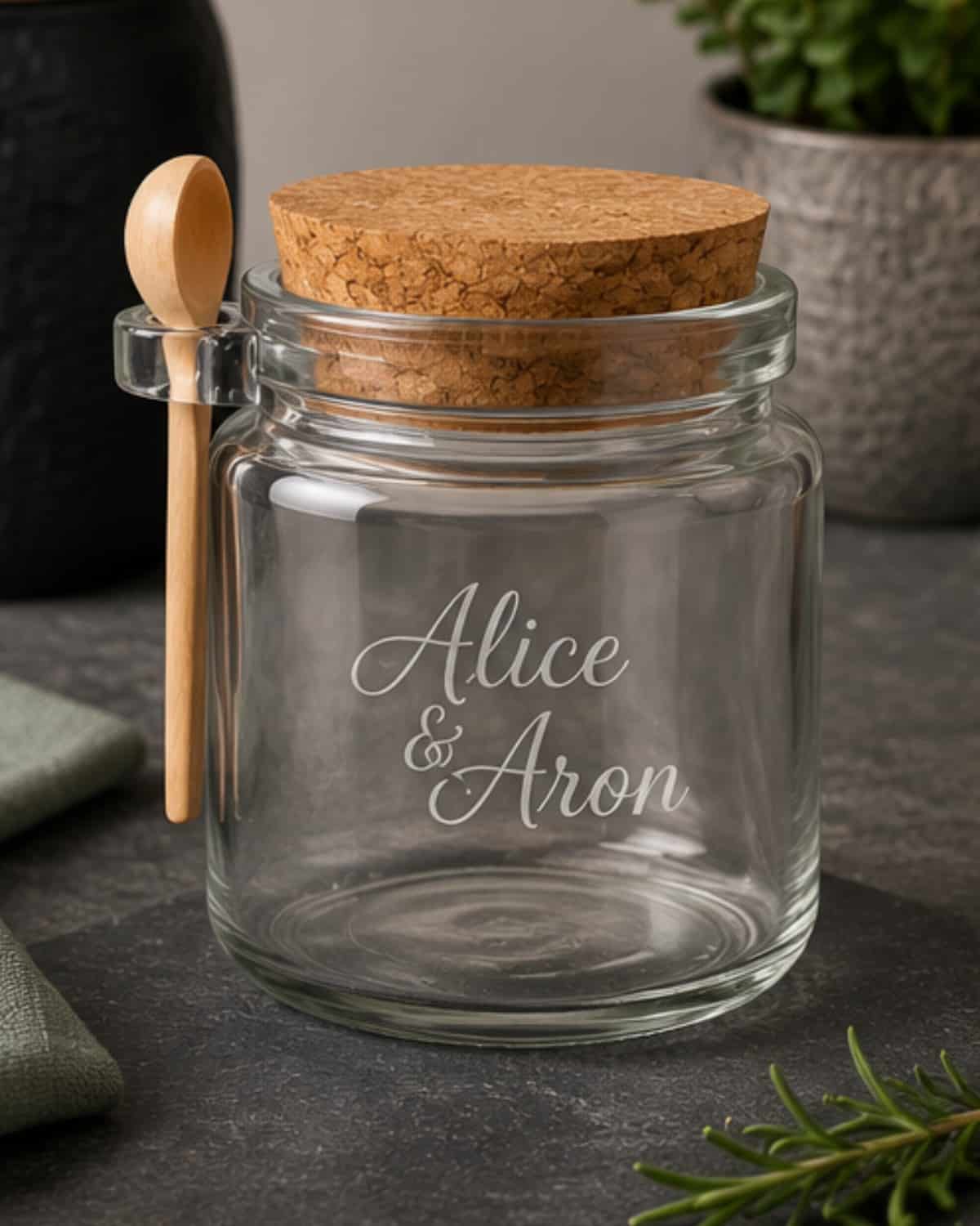 Personalisiertes Glas mit Korkdeckel und Holzlöffel