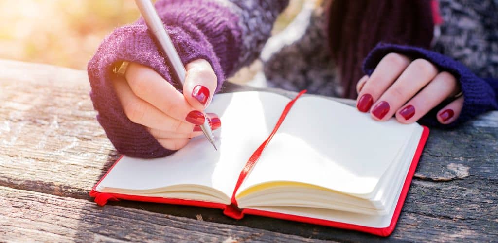 Scrivere a mano su un quaderno