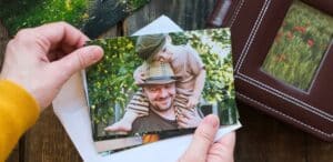 Persona che guarda una foto stampata su carta