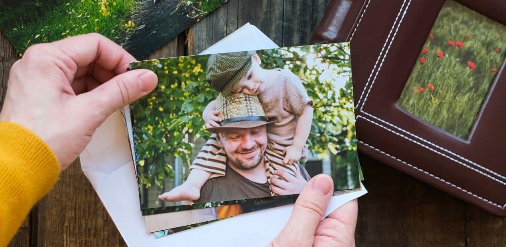 Persona che guarda una foto stampata su carta