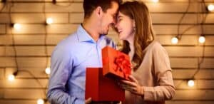 Coppia che apre il proprio regalo personalizzato