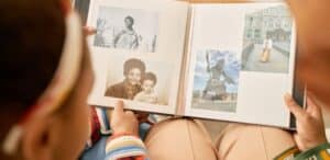 Mamma e bambina che guardano il loro scrapbooking