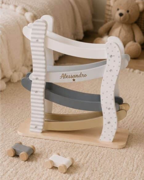 Gioco per bambini in legno della marca Jabadabado personalizzato